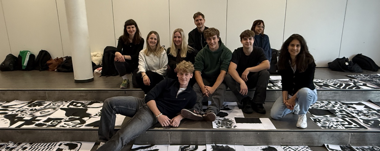 Kreativer Workshop für die Aula: Schülerinnen und Schüler gestalten Vorhang mit abstrakter Pixelkunst